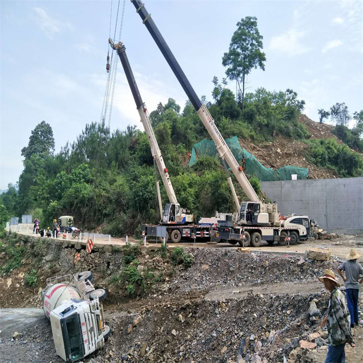 大余县汽车掉沟里叫吊车救援要多少钱